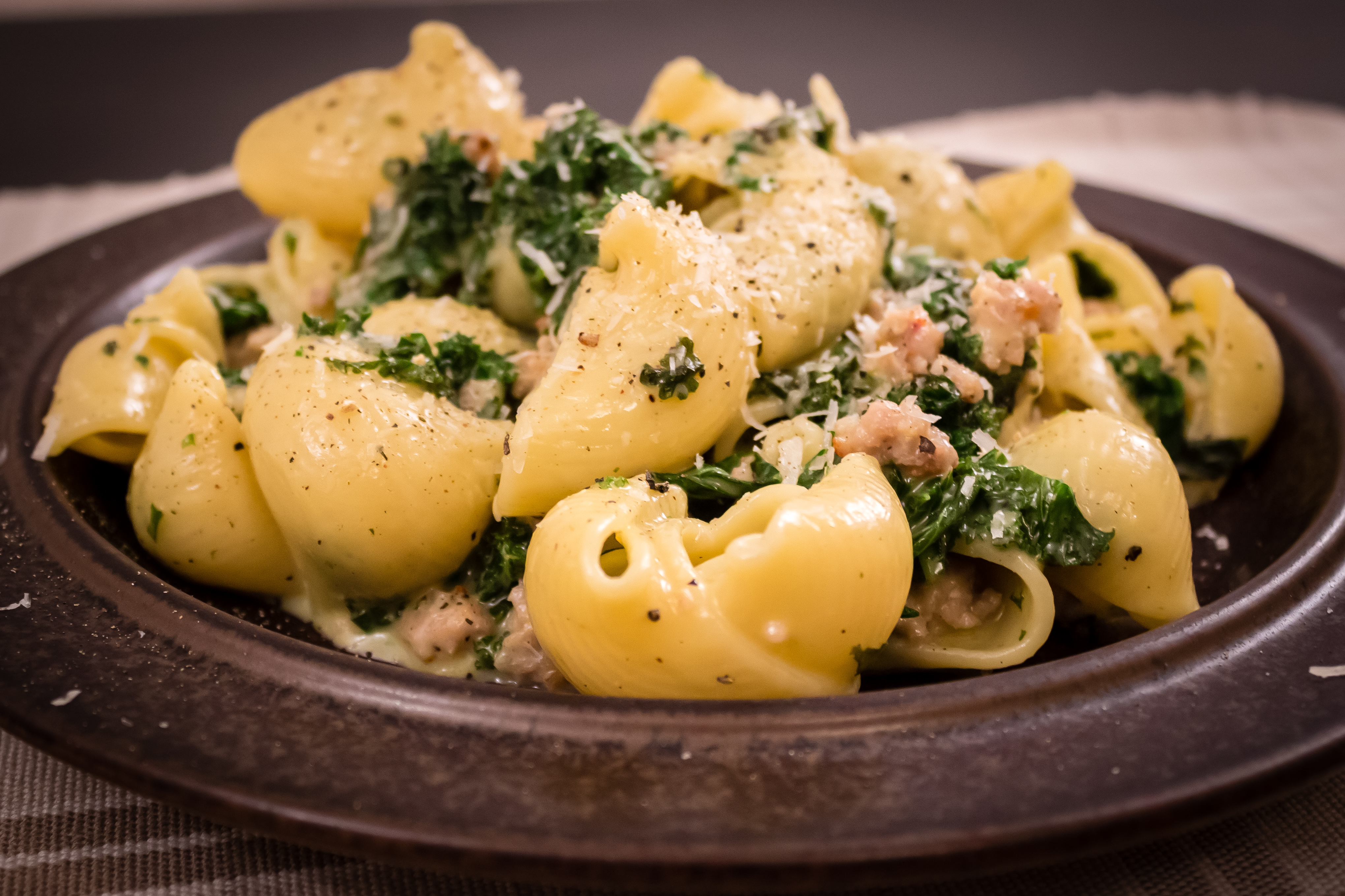 Lättlagat: Carbonara med färsk italienskt korv och grönkål – Äta bör man